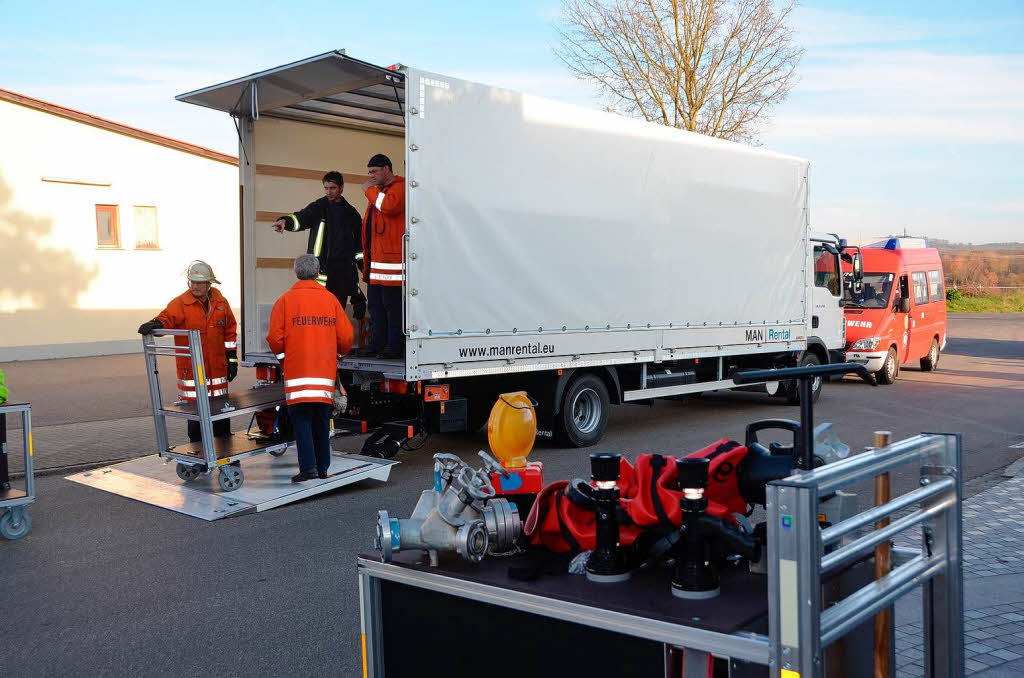 Die Feuerwehr hat  Wagen, die Rollcontainer mit dem Rettungsmaterial fr das Lschen und Retten im Tunnel beherbergen