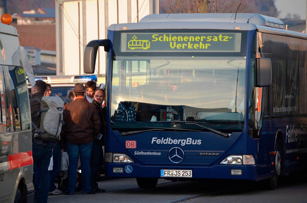 Unverletzte wurden mit Bussen vom Rettungsplatz weggebracht - zum nchsten Bahnhof zum Beispiel