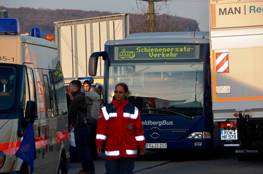 Unverletzte wurden mit Bussen vom Rettungsplatz weggebracht - zum nchsten Bahnhof zum Beispiel