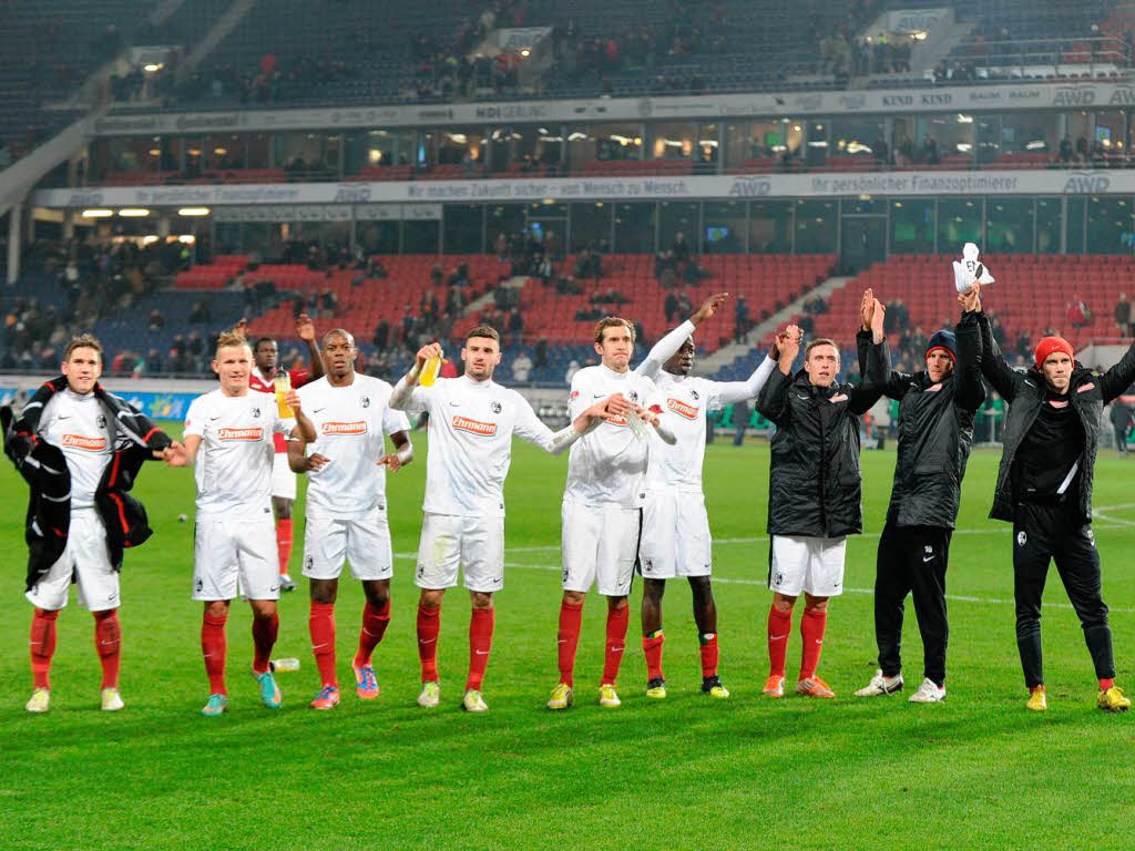 Die Mannschaft des SC Freiburg feiert ihren Sieg und bedankt sich bei den mitgereisten Fans.