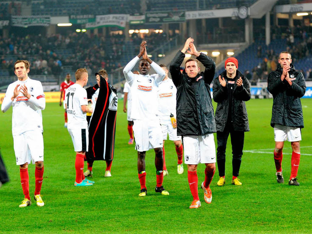 Die Mannschaft des SC Freiburg feiert ihren Sieg und bedankt sich bei den mitgereisten Fans.