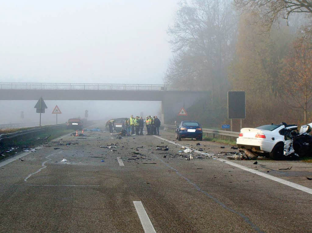 Ein schwerer Verkehrsunfall auf der A5 zwischen Lahr und Offenburg fordert sechs Menschenleben.