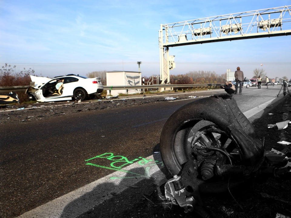 Bei einem schweren Verkehrsunfall auf ...ind sechs Menschen ums Leben gekommen.  | Foto: dapd