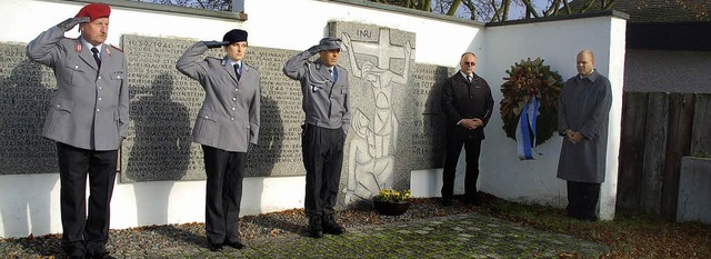 Rheinhausens Brgermeister Jrgen Loui...nz am Ehrenmal in Niederhausen nieder.  | Foto: Jrg Schimanski