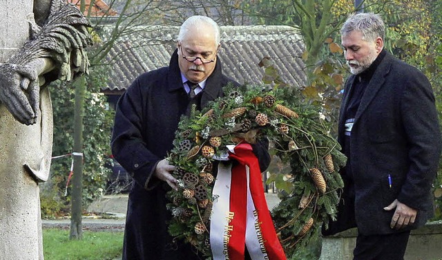 Vogtsburgs Brgermeister Gabriel Schwe...rotweiler Mahnmal einen Kranz nieder.   | Foto: Herbert Trogus