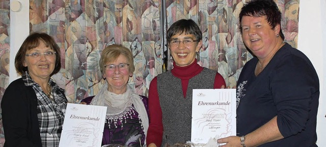 Hohe Auszeichnung: Hedwig Zepf (zweite...e  (rechts) zum Ehrenmitglied ernannt.  | Foto: Christa Maier