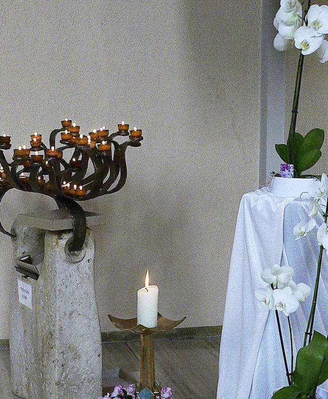 An Allerheiligen gedachten die Katholi...orbenen und entzndeten  ihre Kerzen.   | Foto: Diehl