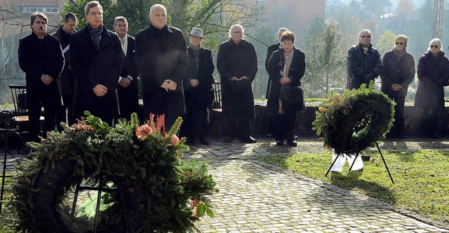Gedenken an die Opfer von Krieg und Ge...e auf dem Bergfriedhof Krnze nieder.   | Foto: Gerhard Walser