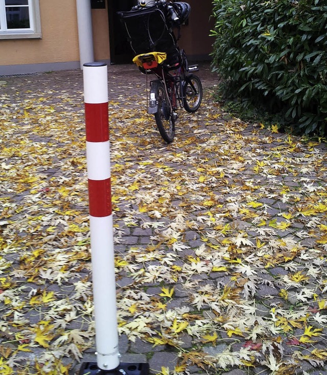 Der Fahrradbeauftragte Bernhard Biendl hat einen umknickbaren Poller besorgt.   | Foto: Bernhard Biendl