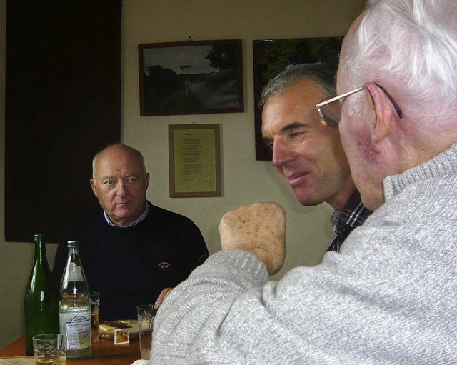 Gerhard Rdlin  und Manfred Merstetter im Gesprch mit Bammert Walter Huttner   | Foto: geugelin