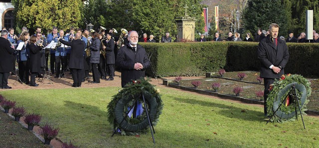 Den Opfern von  Kriegen, Verfolgung un...dem Friedhof Schopfheim Krnze nieder.  | Foto: Hermann Jacob