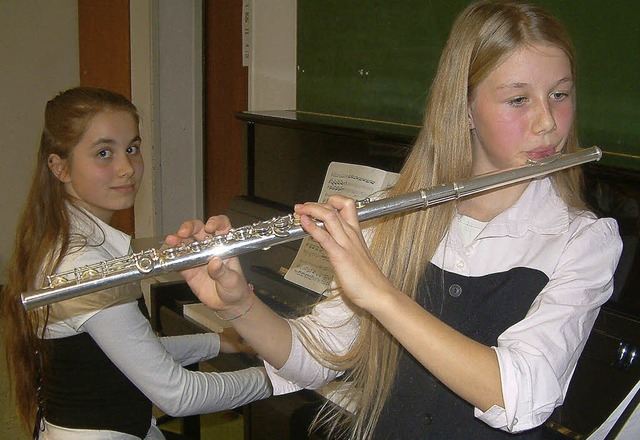 Hochbegabte Schwestern: Nora und Elena...ndmusikwettbewerb der Sparkasse teil.   | Foto: Roswitha Frey