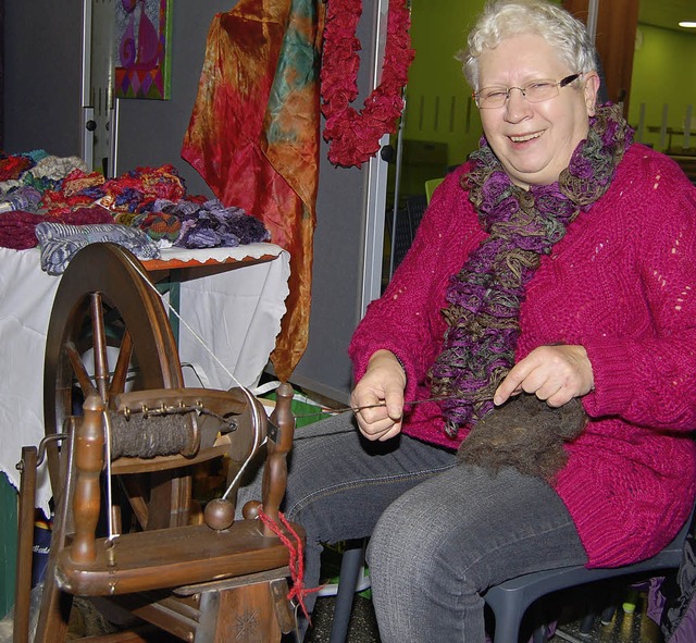 Dora Patti fhrte am Spinnrad vor, wie aus Vlies schne Wolle gesponnen wird.   | Foto: Danielle Hirschberger