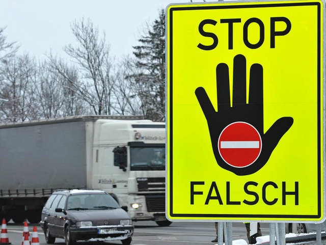 Eine Warntafel fr Geisterfahrer an der A8 bei Siegdorf  | Foto: dapd