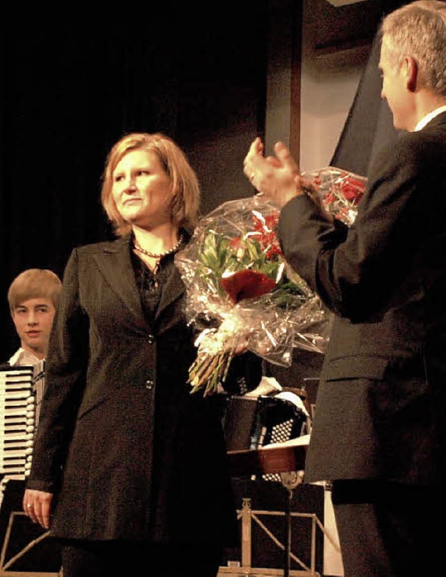 Bernhard Rohn bedankt sich bei Anne Ka... fr die Leitung des Jugendorchesters.  | Foto: Nadine Schuble