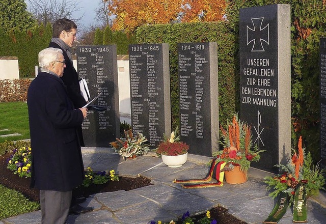 Jochen Paleit (hinten) und Bernhard Le...of an  die Opfer von Krieg und Gewalt.  | Foto: rudi Rest