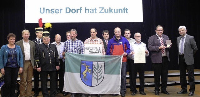 Brgermeister Berthold Klingele mit de...Ministerialdirektor Reimer (rechts).    | Foto: Appel