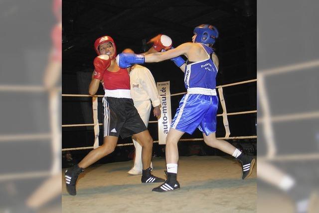 Nachwuchsboxer liefern sich spannende Kmpfe