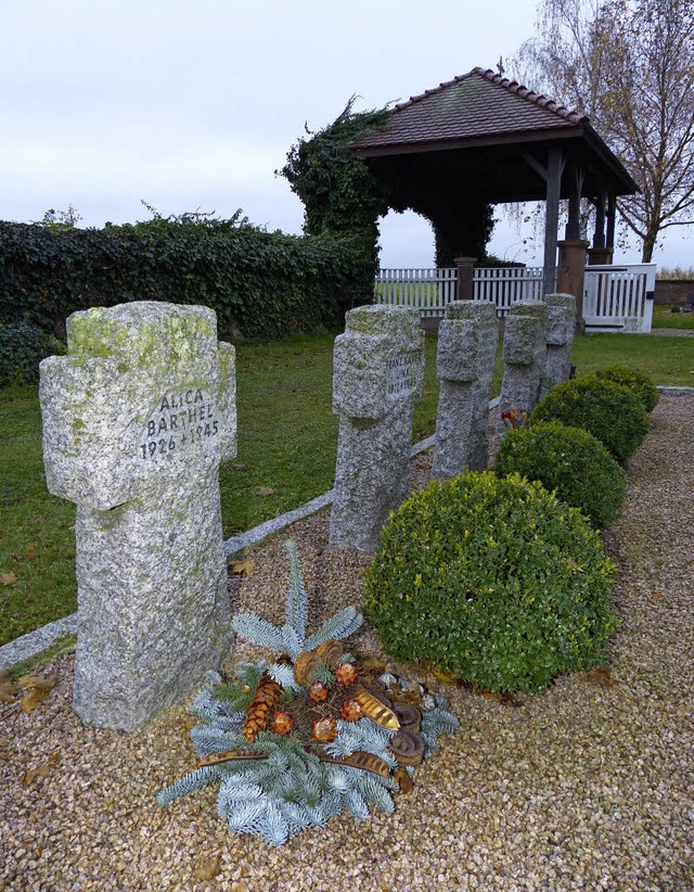 Gedenkkreuze auf dem Friedhof in Dundenheim   | Foto: f. leonhardt