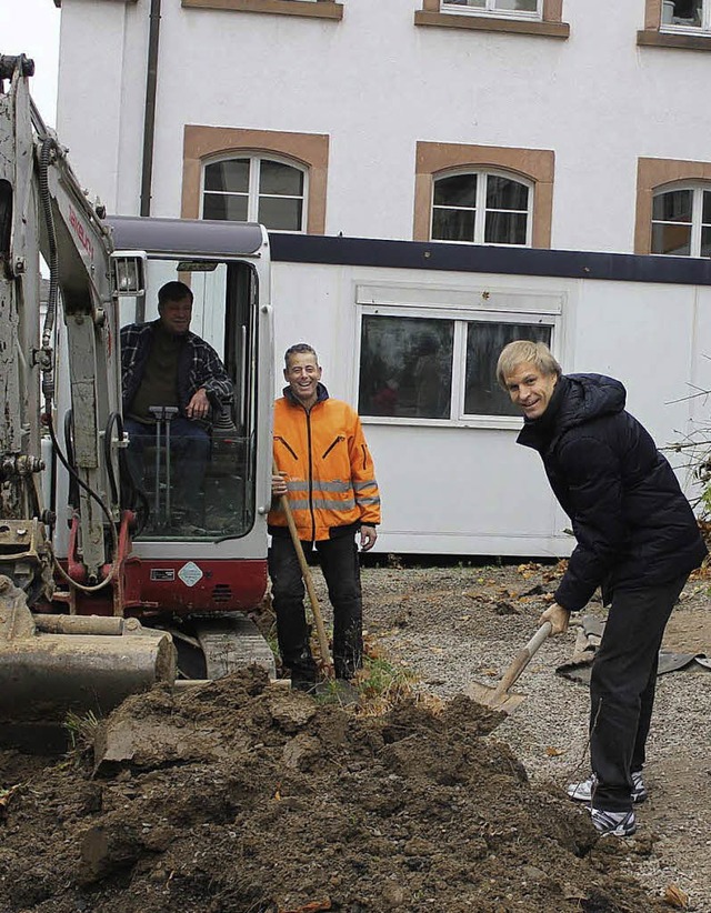 Startschuss zum Neubau von Fahrradabst...ignaljacke und Lehrer Carsten Traber.   | Foto: Hiller