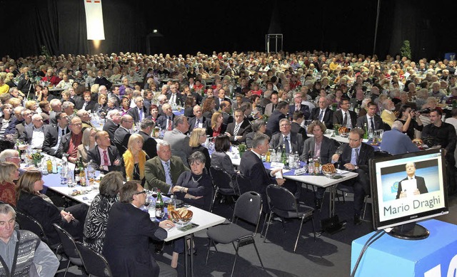 Rund 2000 Mitglieder kamen zur Volksbank-Versammlung in der Ortenauhalle.  | Foto: Fotos: Christian Heck