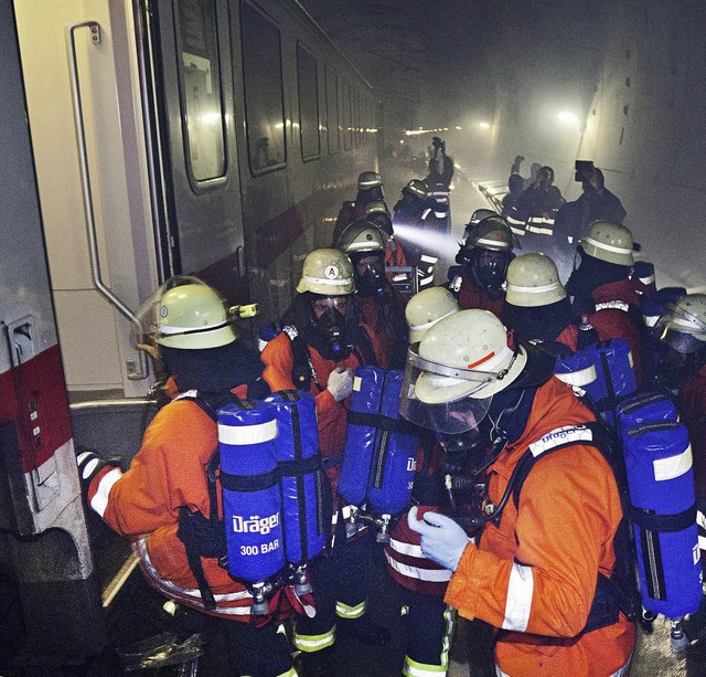 Als wr&#8217;s ein Ernstfall: Rauch i...lckten Zug, um Fahrgste zu bergen.    | Foto: Peuckert