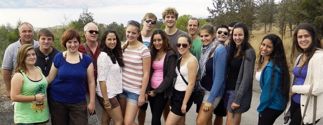 Die Emmendinger Schler mit ihren israelischen Gastgebern am See Genezareth.   | Foto: Andreas Jenne