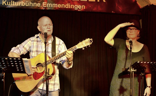 Ulrike  Derndinger und Heinz Siebold  ...dart von der  heiter-ironischen Seite.  | Foto: Dieter Erggelet