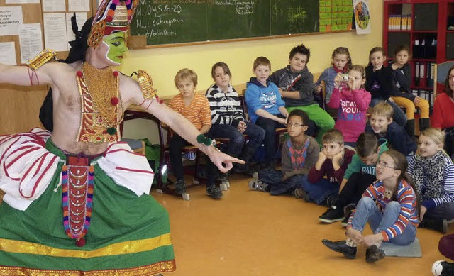 Hartmut Schmidt im Thullal-Kostüm, bes...den Grundschülern in Kiechlinsbergen. | Foto: Hülter-Hassler Hartmut Schmidt im Thullal-Kostüm, bes...den Grundschülern in Kiechlinsbergen. | Foto: Hülter-Hassler