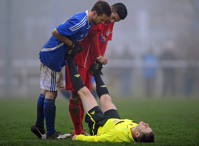 Rot und Blau, die sich zuvor bekmpft ...hter von seinen Krmpfen zu befreien.   | Foto: Patrick Seeger