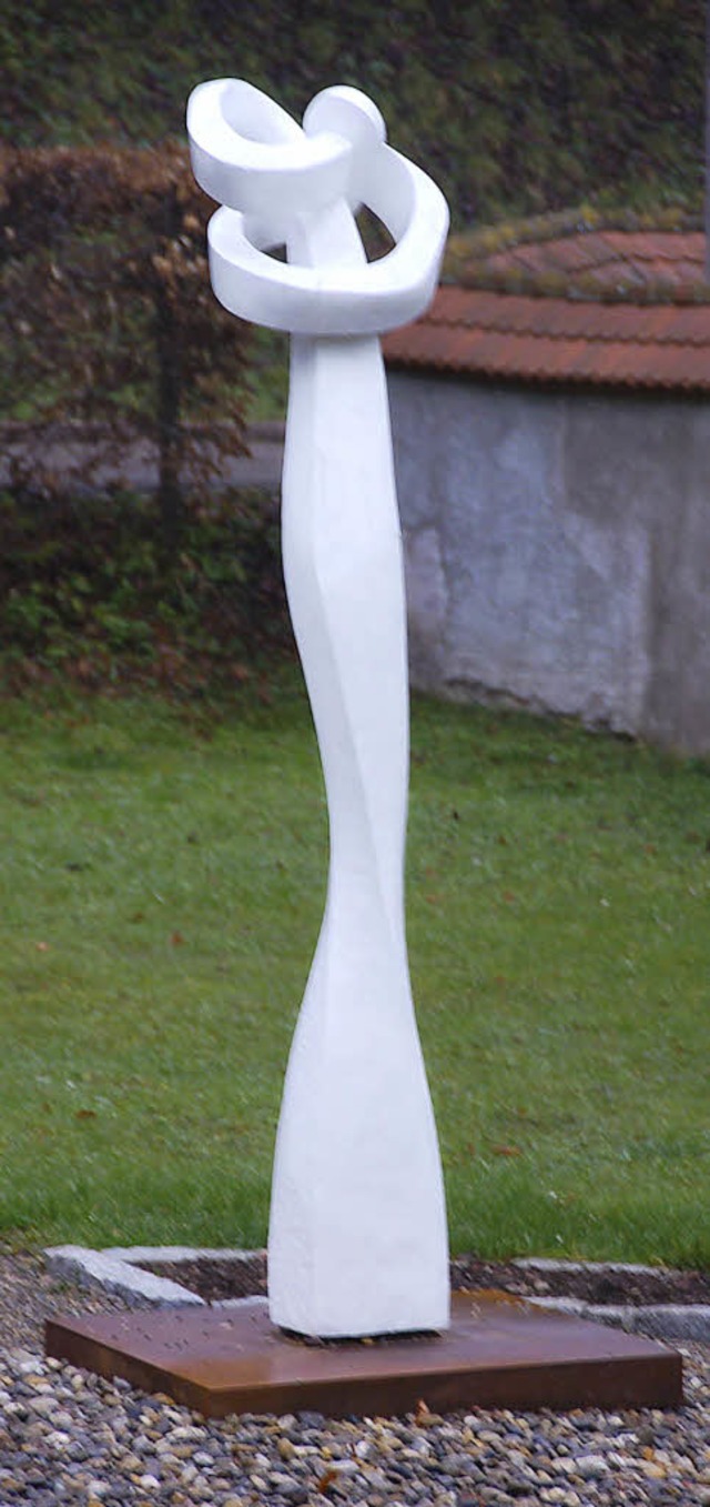 Die Skulptur von Anja Oschwald erstrah...ussenberger hat sie frisch gestrichen.  | Foto: Binner-Schwarz