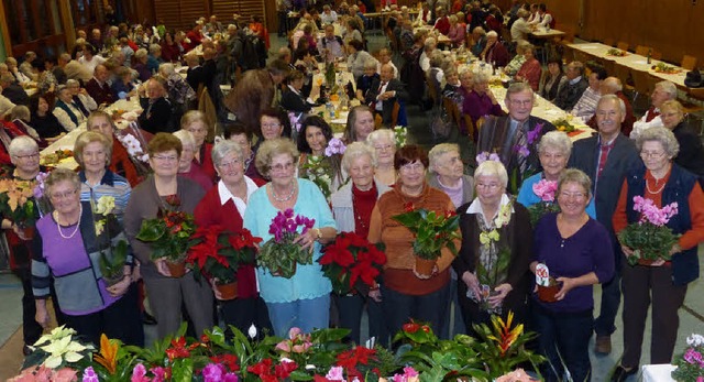 Jede Menge Blumenschmuck: Die Ortsverw...chts) ehrten das blhende Engagement.   | Foto: frank leonhardt