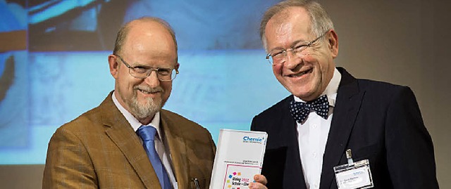 Joachim Lerch (links) erhlt von Gerd ...iesjhrigen Preis der Chemie-Verbnde.  | Foto: obs/Chemie-Verbnde Baden-Wrttemberg
