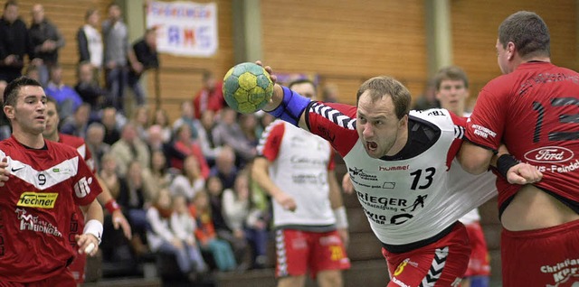 Andrius Zigelis (TB Kenzingen) im Halt...f des Meienheimers Benjamin Mosbach.   | Foto: Alexandra Buss