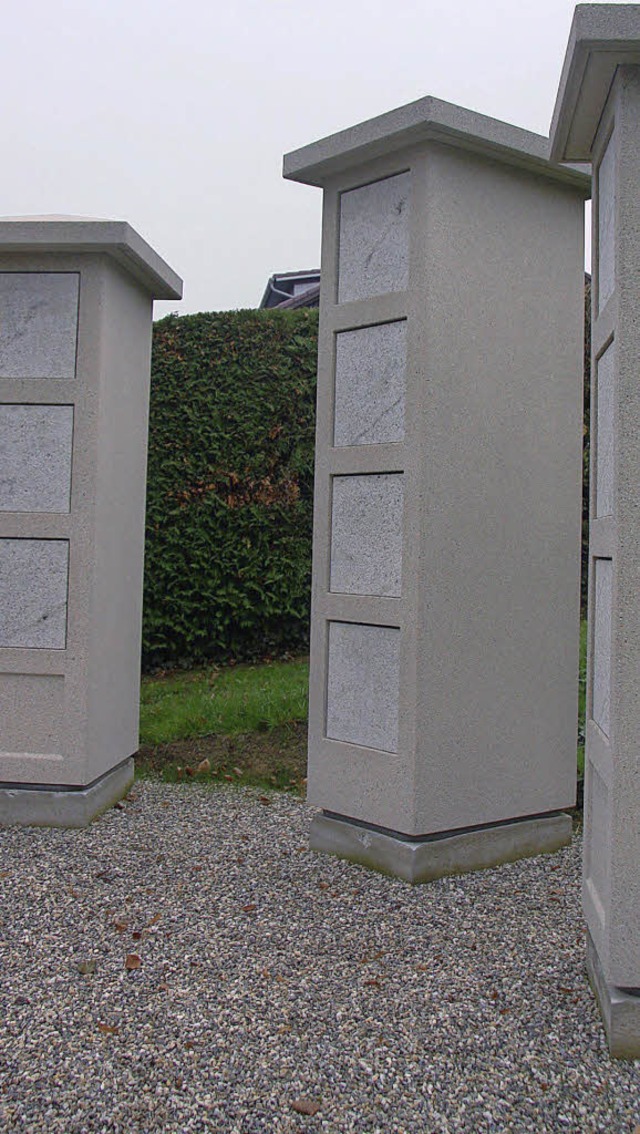 Drei Urnenstelen erffnen Ettenheimmnster neue Bestattungsformen.  | Foto: Decoux-Kone