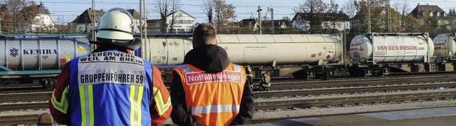 Einsatzkrfte der Weiler Feuerwehr vor dem havarierten Waggon im Rangierbahnhof   | Foto: Utke