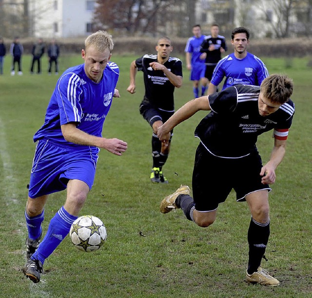 Duell der Kapitne: Der Hauinger Matth...rombach II vorbei und trifft zum 1:1.   | Foto: schn