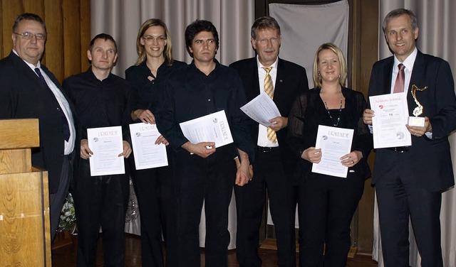 Akkordeonorchester ehrt: Dietmar Fink ...Westphal, Ines Kary und Bernhard Rohn   | Foto: Nadine Schuble