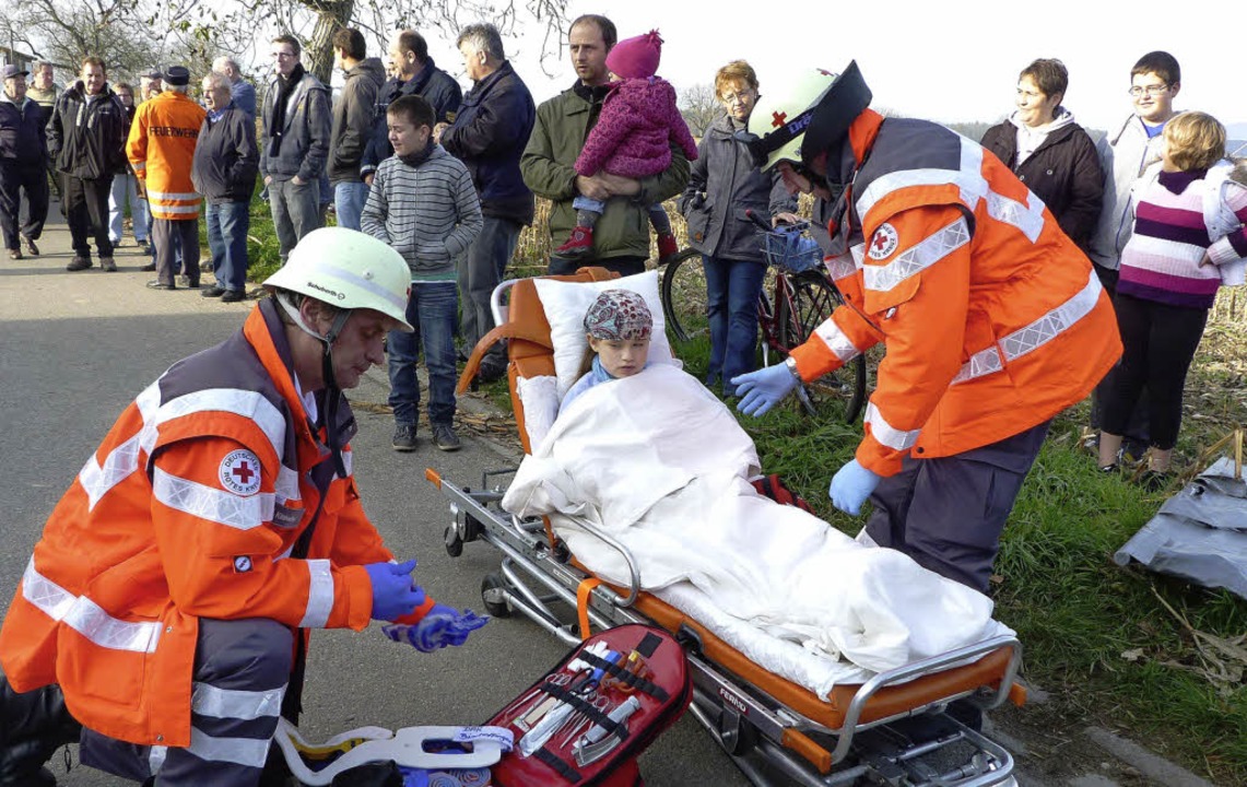Hand in Hand mit dem Einsatzkommando d...ach bei der Versorgung der Verletzten.  | Foto: christine weirich