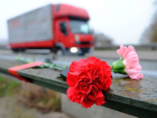 Trauer an der Autobahn: Angehrige der...an der A5 bei Neuried Blumen abgelegt.  | Foto: dpa