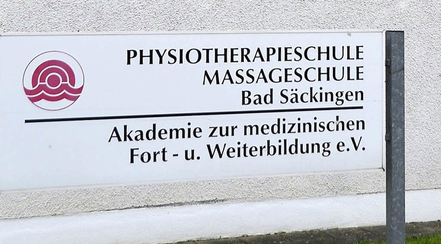 Noch steht auf dem Schild Physiotherap...s der Schule  eine Hochschule werden.   | Foto: Axel Kremp