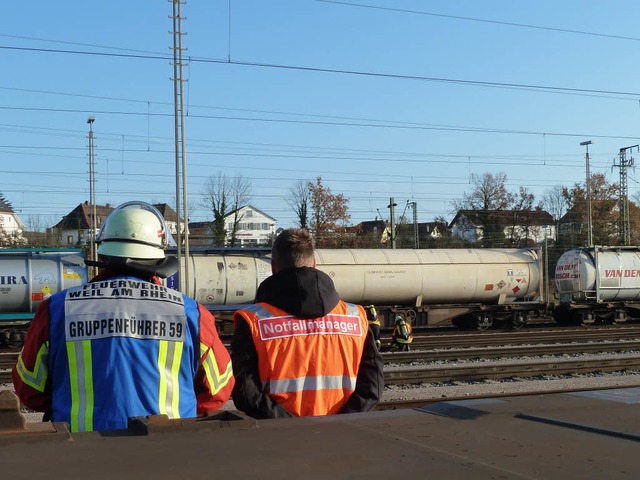 Einsatzkrfte der Weiler Feuerwehr vor dem havarierten Waggon im Rangierbahnhof   | Foto: Utke