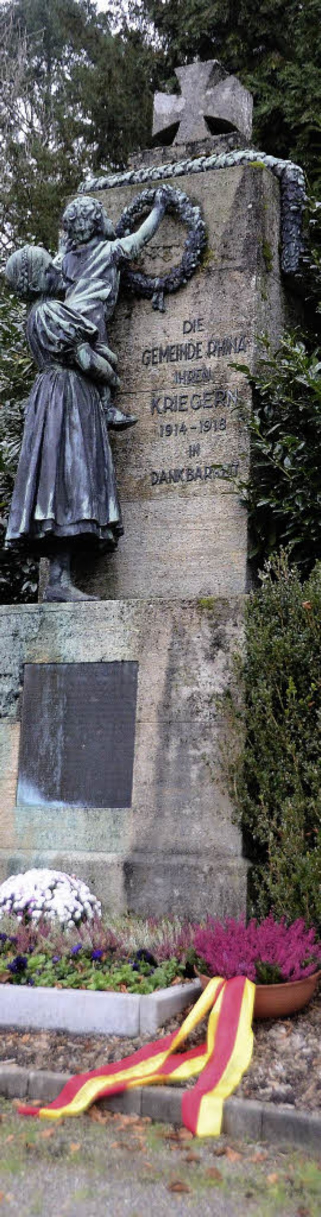 Mit der &#8222;richtigen&#8220; Schale: Kriegerdenkmal in Rhina   | Foto: Dietsche