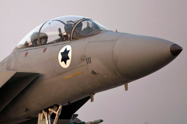 Ein F-15-Kampfjet der israelischen Luf... Israel derzeit ber dem Gazastreifen.  | Foto: AFP