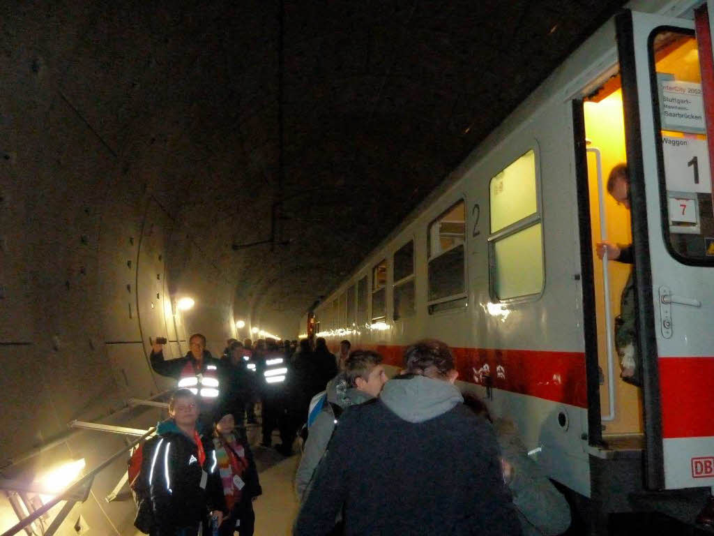 Ausstieg aus dem  stehengebliebenen Zug im Tunnel