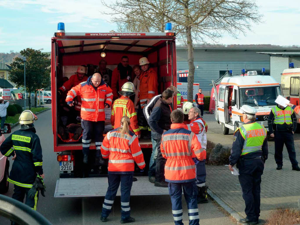 Ankunft der Statisten am Betreuungsplatz in Efringen-Kirchen –  ein ortskundiger Feuerwehrmann begleitet jeden Transport
