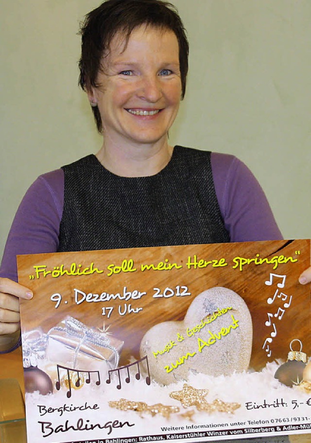 Hannelore Strohm zeigt das Plakat zum ...konzert  der Jubilumsfeierlichkeiten.  | Foto: Franz