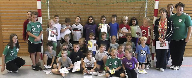 Schule und Sportverein kooperierten in...dem erworbenen AOK-Handballabzeichen.   | Foto: Manfred Lange