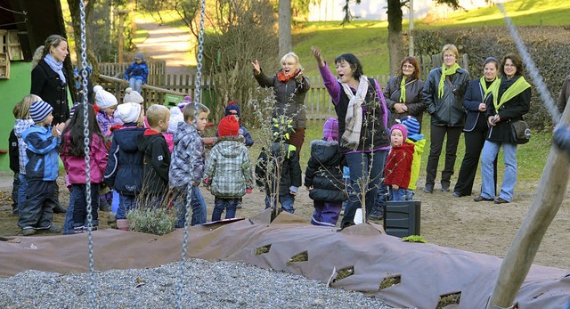Kinder, Erzieherinnen und Eltern feier...haukel am Kindergarten St. Elisabeth.   | Foto: T.Winckelmann