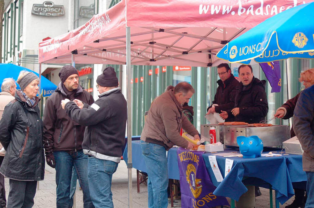 Glhwein und Wrstchen vom Lions Club und gute Musik von HaRiBo - und das alles zu Gunsten der Weihnachtsaktion der Badischen Zeitung gab's am Samstag vor der Sparkasse.